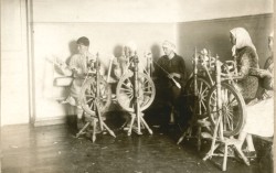 Фотография. Пряхи Ставропольской психиатрической больницы. 1930-е гг. Из фотоальбома главного врача А.Я. Доршта 1939 г.